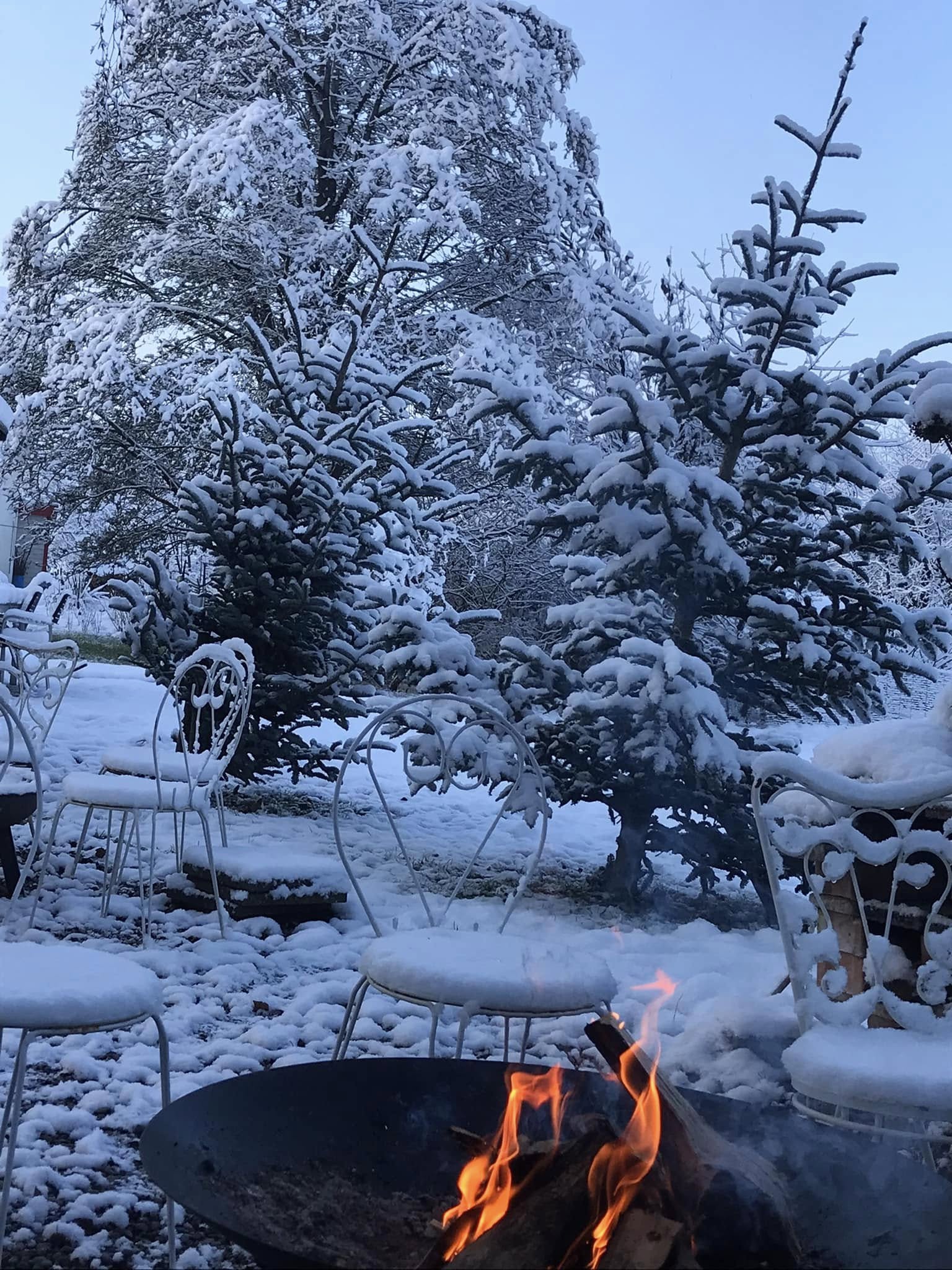 Feuerschale im Schnee